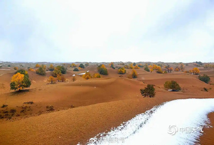 青海贵南迎降雪 木格滩沙漠上演限时“雪漠”景观