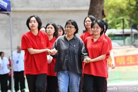 演员宋佳:我想把这份荣誉献给张桂梅老师 演员宋佳:我想把这份荣誉献给张桂梅老师