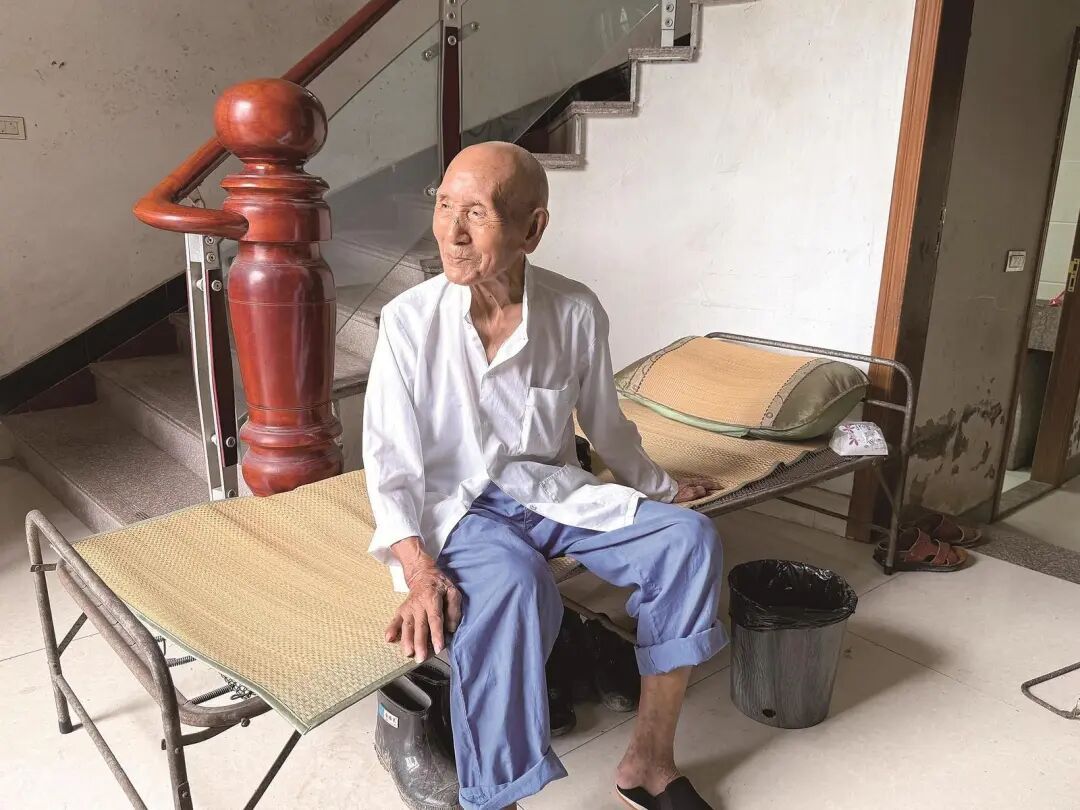 101岁老人可乐雪碧囤着喝，梭子蟹能吃光一整盘：吃好用好是头等大事……