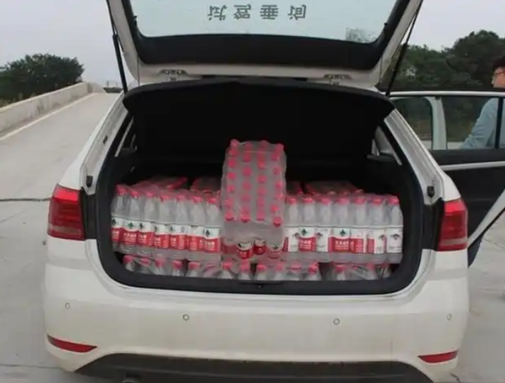 因为车内装了十箱矿泉水,就被记3分罚100元,到底冤不冤? 因为车内装了十箱矿泉水,就被记3分罚100元,到底冤不冤?