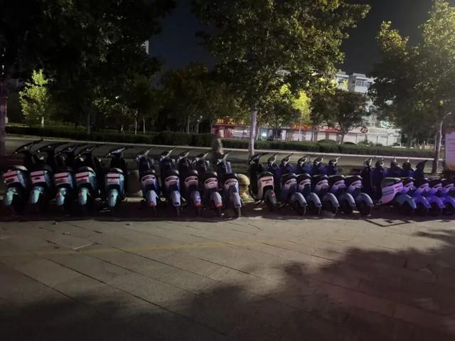 男子为博眼球倒放共享单车被罚款800元