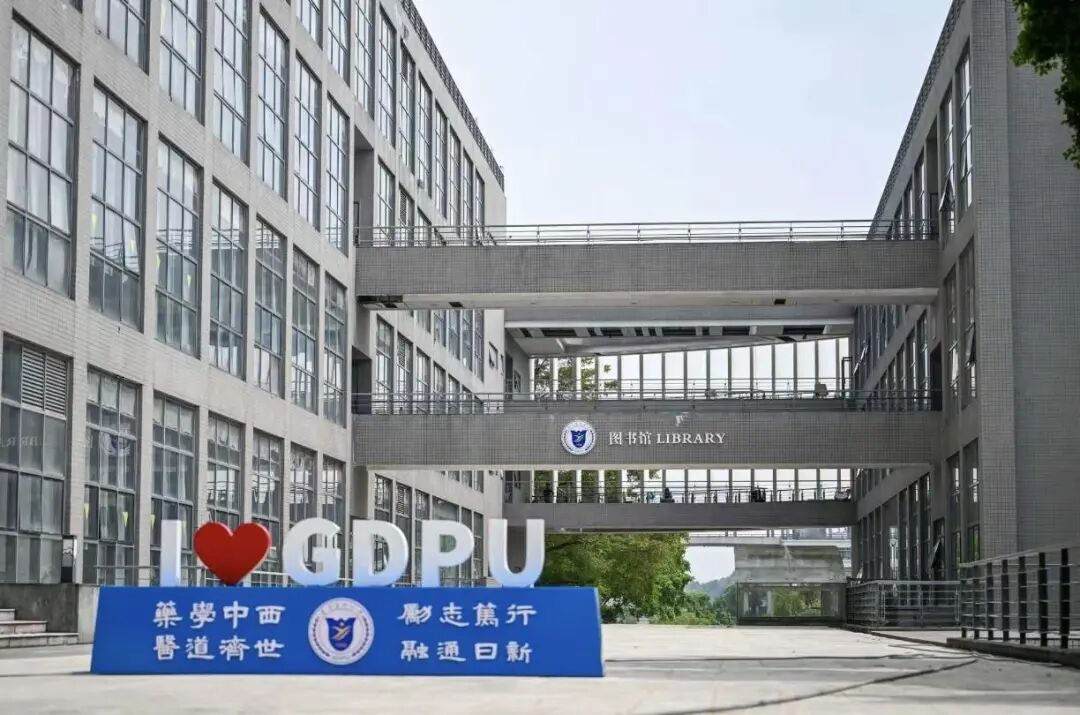 一位保安,“闯”进大学图书馆借阅榜 一位保安,“闯”进大学图书馆借阅榜