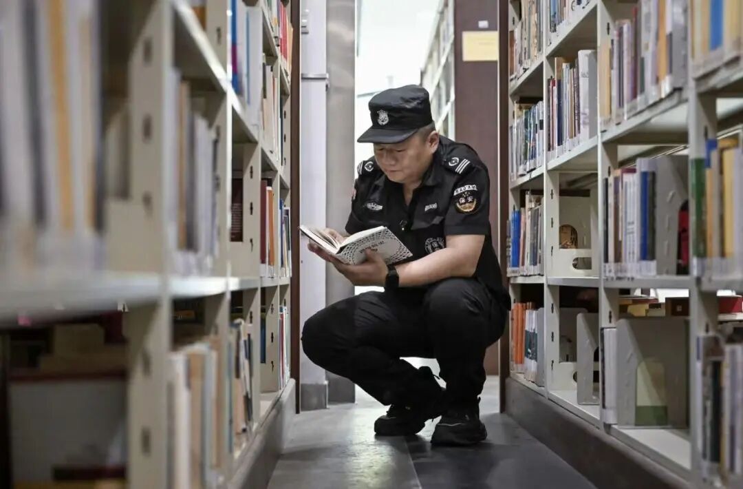 一位保安,“闯”进大学图书馆借阅榜 一位保安,“闯”进大学图书馆借阅榜