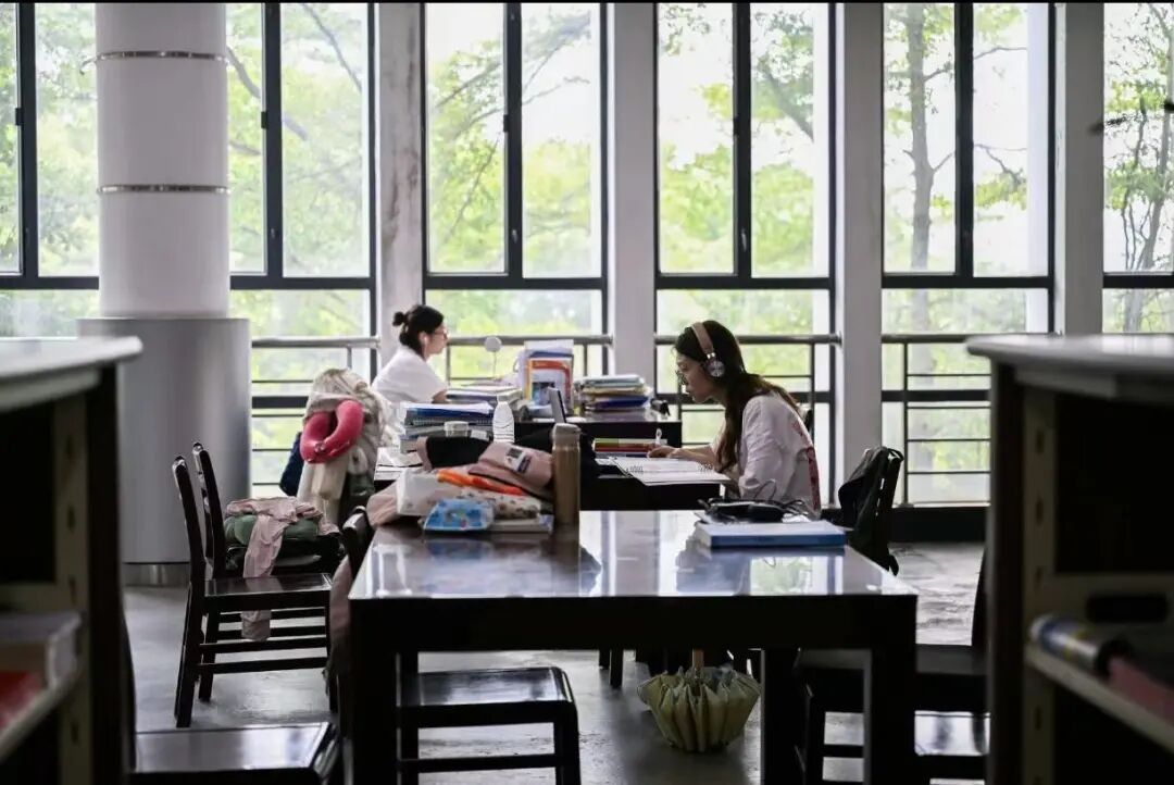 一位保安,“闯”进大学图书馆借阅榜 一位保安,“闯”进大学图书馆借阅榜