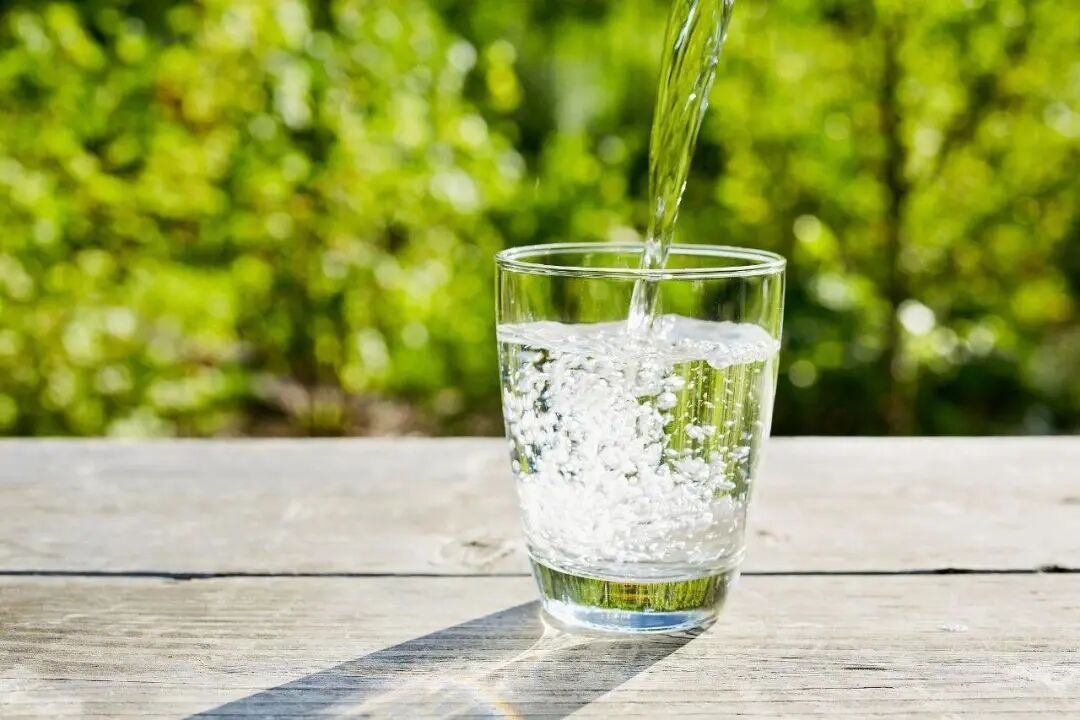 每天的奶茶咖啡换成1.5升白水?“大水理论”火了,三甲医生提醒:别一次猛灌 每天的奶茶咖啡换成1.5升白水?“大水理论”火了,三甲医生提醒:别一次猛灌