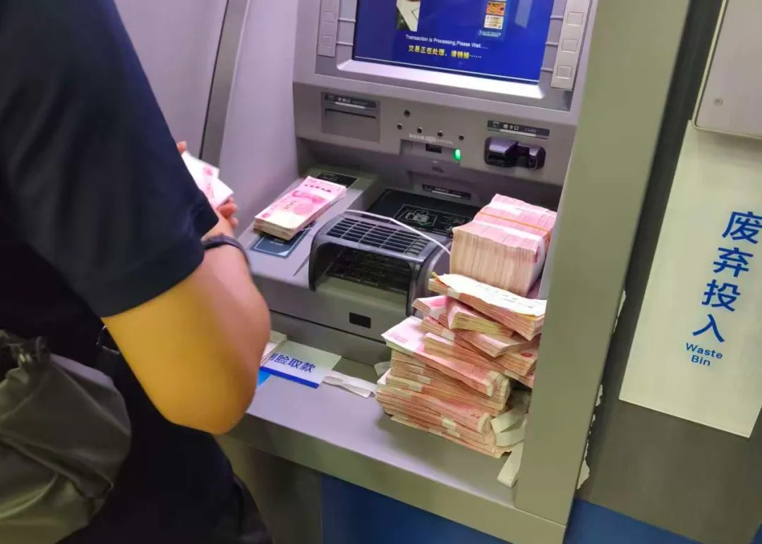 “我是给工人发工资!” 男子取出毕生积蓄60万,民警直接拦下! “我是给工人发工资!” 男子取出毕生积蓄60万,民警直接拦下!