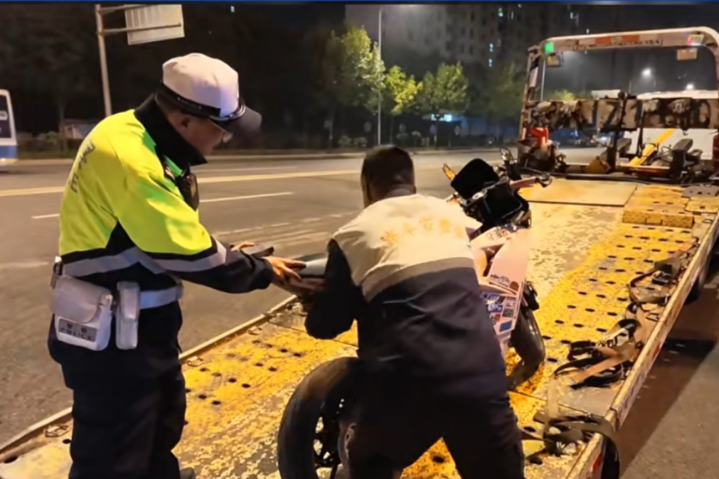 深夜飙车炸街惊扰居民!北京交警立即行动—— 深夜飙车炸街惊扰居民!北京交警立即行动——
