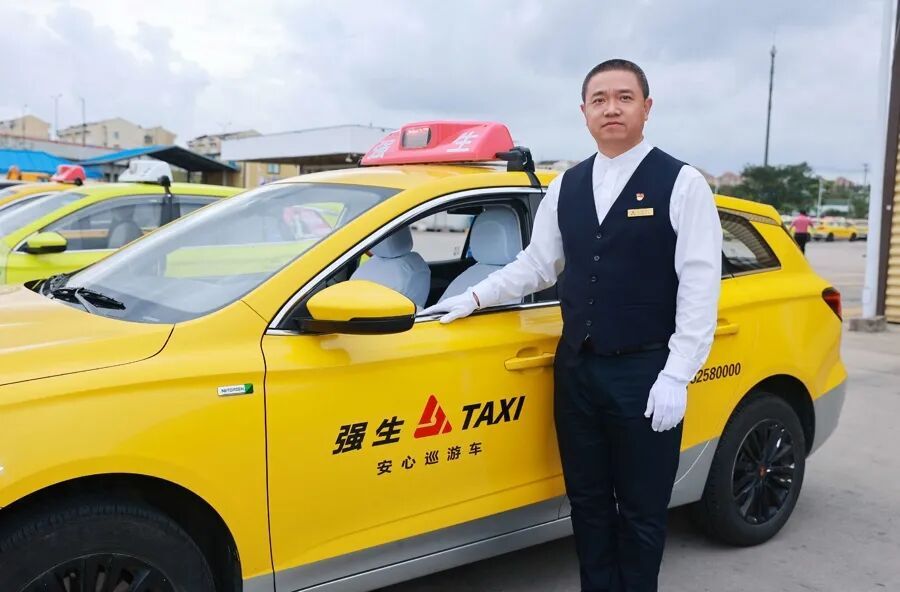 凌晨4点出车、陪诊6小时、自带9条抹布……这些普通人凭什么被称作“高手”？