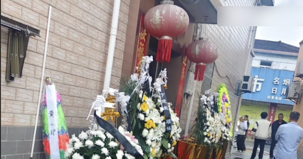 41岁高三班主任心梗离世!妻子:200多名学生赶来送别…… 41岁高三班主任心梗离世!妻子:200多名学生赶来送别……