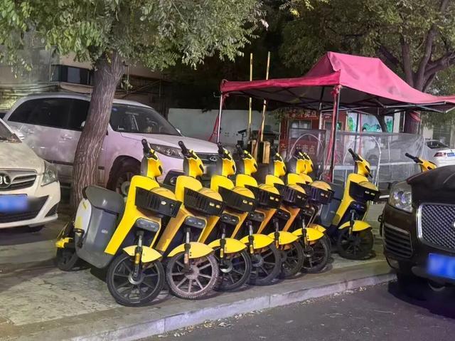 男子为博眼球倒放共享单车被罚款800元
