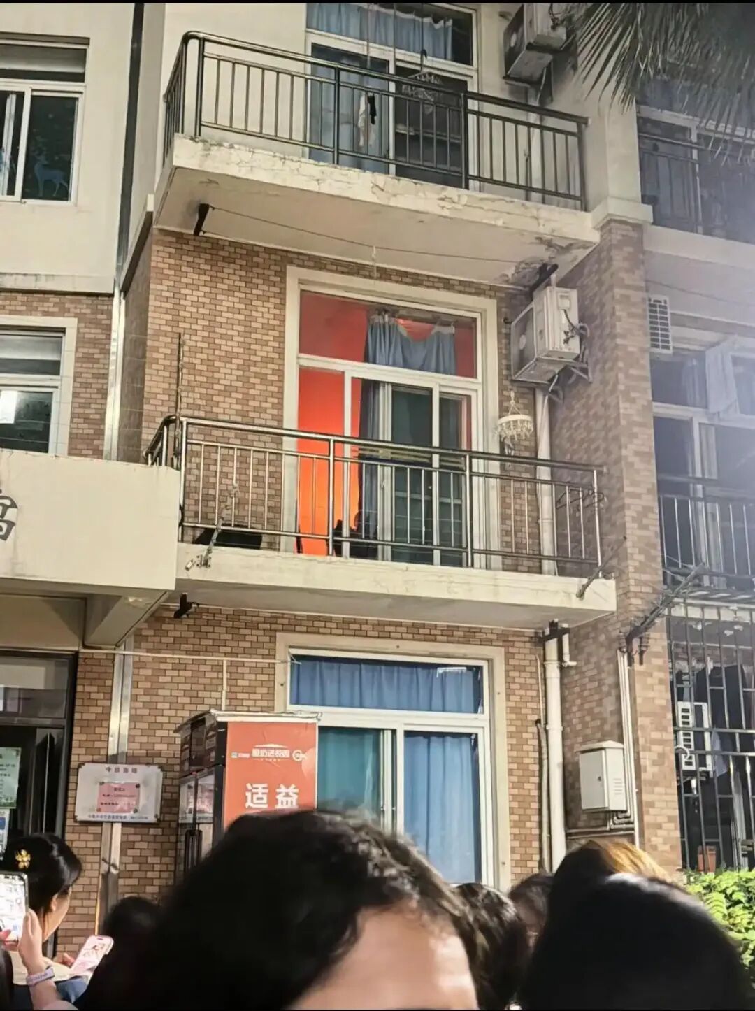 高校宿舍凌晨起火,学生紧急疏散! 高校宿舍凌晨起火,学生紧急疏散!