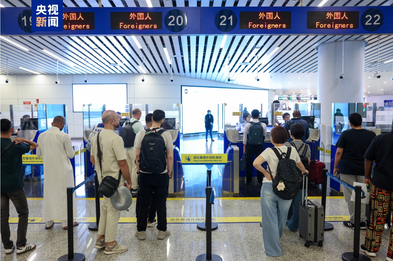 今年白云机场口岸出入境客货航班超10万架次 创历史同期新高 今年白云机场口岸出入境客货航班超10万架次 创历史同期新高