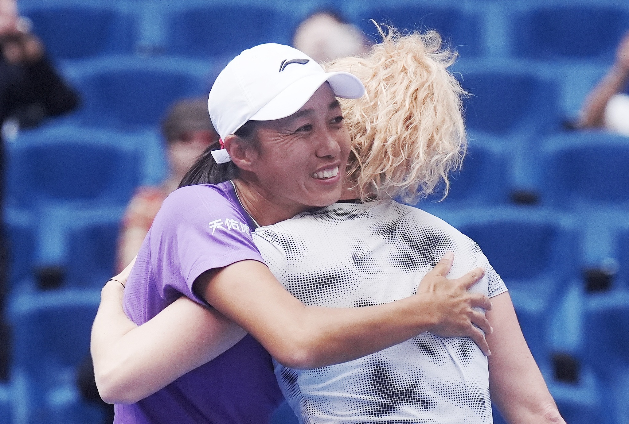 张帅/西尼亚科娃2-0横扫豪取13连胜 首进中网女双决赛 张帅/西尼亚科娃2-0横扫豪取13连胜 首进中网女双决赛