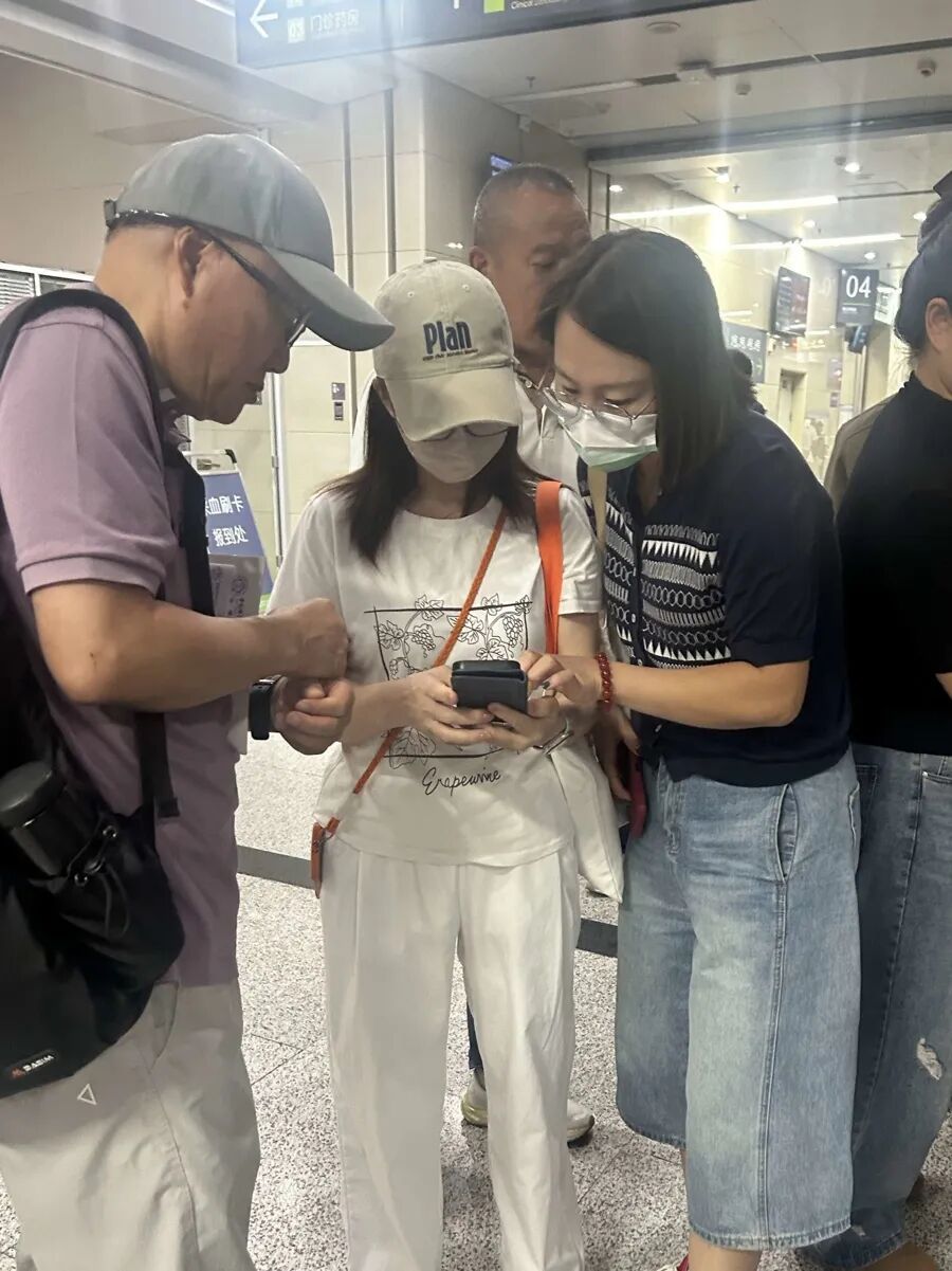 凌晨4点出车、陪诊6小时、自带9条抹布……这些普通人凭什么被称作“高手”？