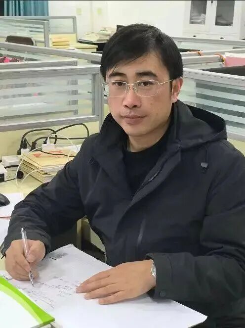 41岁高三班主任心梗离世!妻子:200多名学生赶来送别…… 41岁高三班主任心梗离世!妻子:200多名学生赶来送别……