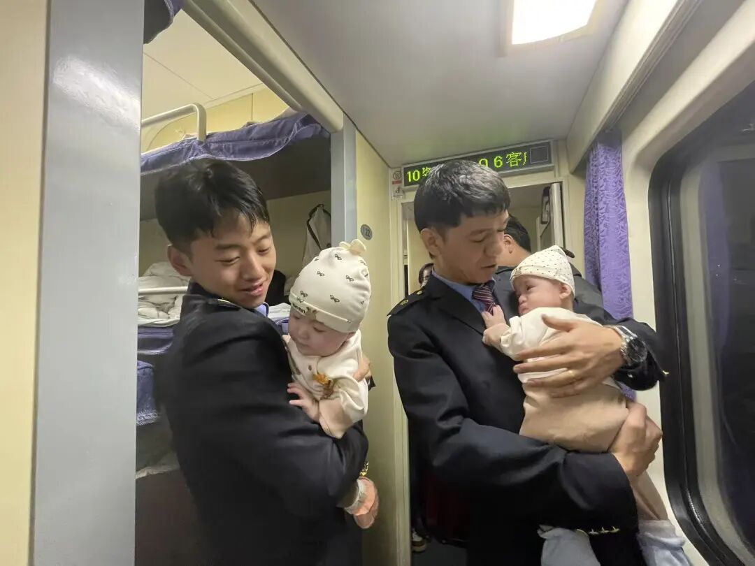 新疆五胞胎（1男4女）在武汉出生，坐36小时火车抵达乌鲁木齐；全车厢组团帮忙带娃，有旅客爱不释手：现在打开手机相册都是这五个宝宝