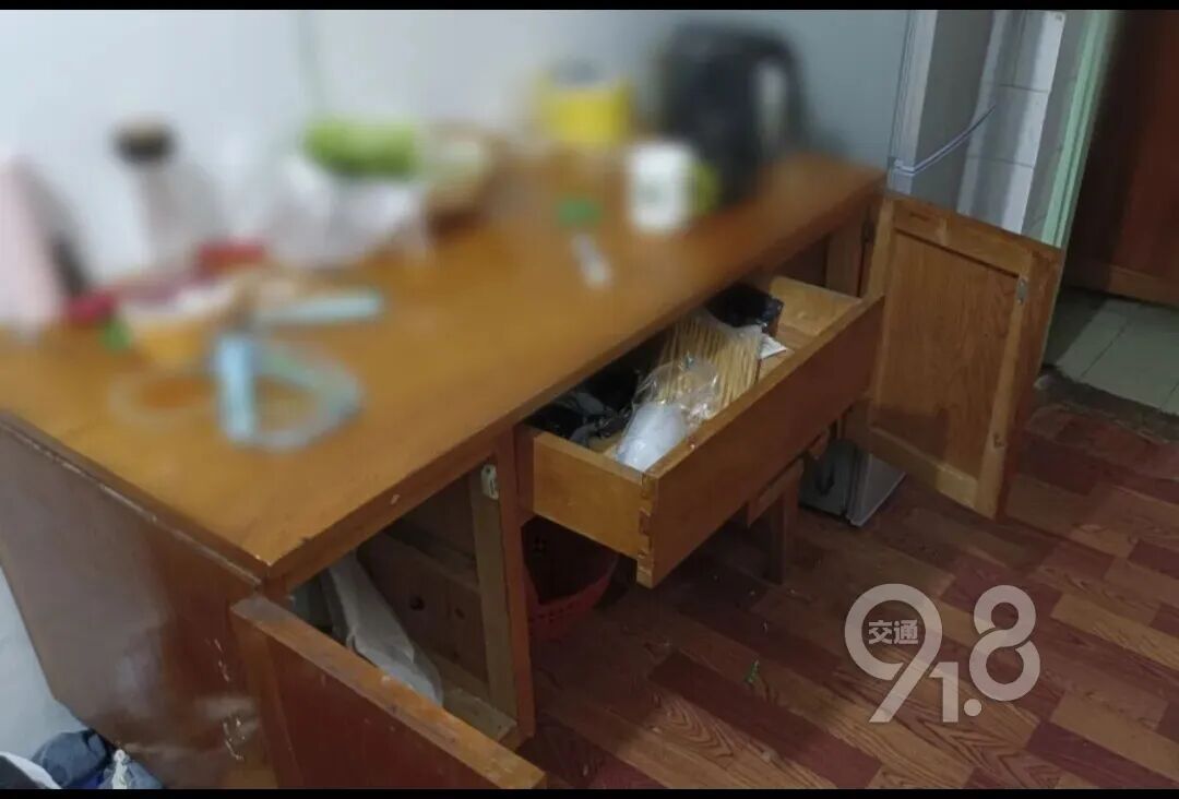 男子嫌女友藏私房钱,竟请兄弟上门“演小偷”?结局大反转,剧情比电视剧还离谱! 男子嫌女友藏私房钱,竟请兄弟上门“演小偷”?结局大反转,剧情比电视剧还离谱!