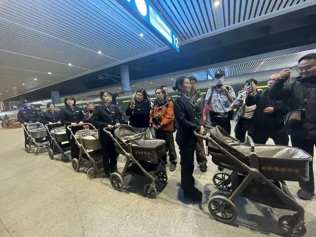 新疆五胞胎（1男4女）在武汉出生，坐36小时火车抵达乌鲁木齐；全车厢组团帮忙带娃，有旅客爱不释手：现在打开手机相册都是这五个宝宝