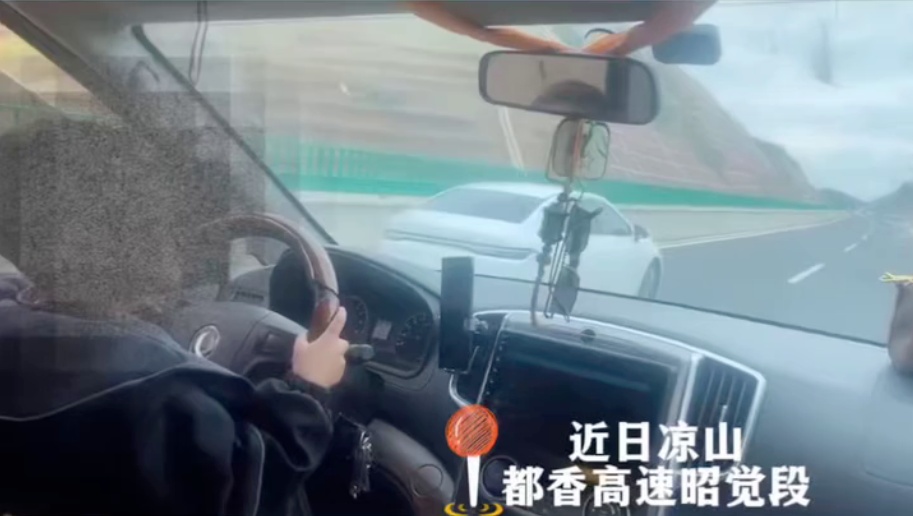 6岁半孩子在高速上“驾车”,家长发朋友圈炫耀,警方:阿都某某,被处罚 6岁半孩子在高速上“驾车”,家长发朋友圈炫耀,警方:阿都某某,被处罚