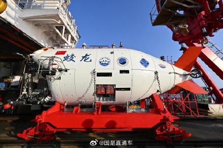 蛟龙号载人潜水器入海 计划下潜约4500米