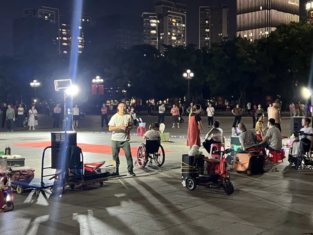 广州街头出现“免费杂技表演”?警方提醒:不要围观 广州街头出现“免费杂技表演”?警方提醒:不要围观