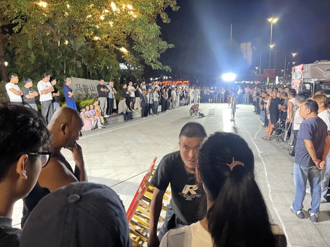 广州街头出现“免费杂技表演”?警方提醒:不要围观 广州街头出现“免费杂技表演”?警方提醒:不要围观