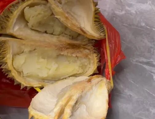 女子路边买榴莲，满心欢喜打开后傻眼：里边塞了块土豆，还是拼装的