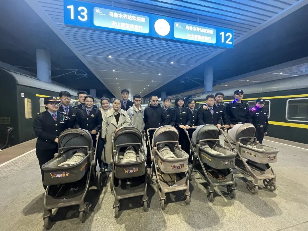 新疆五胞胎（1男4女）在武汉出生，坐36小时火车抵达乌鲁木齐；全车厢组团帮忙带娃，有旅客爱不释手：现在打开手机相册都是这五个宝宝