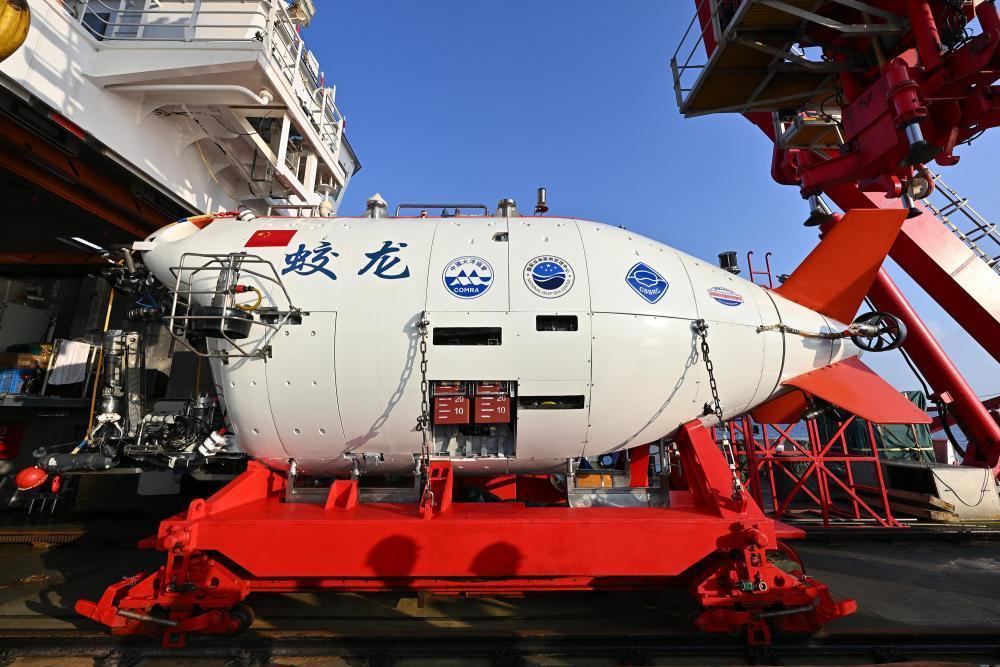 “蛟龙”号载人潜水器入海 计划下潜约4500米