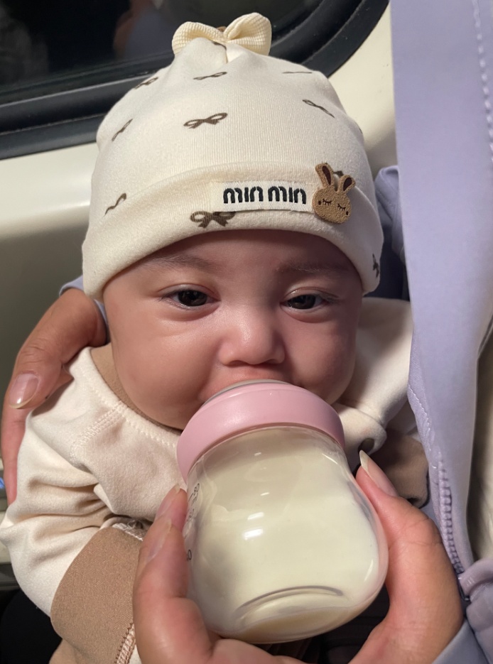 新疆五胞胎（1男4女）在武汉出生，坐36小时火车抵达乌鲁木齐；全车厢组团帮忙带娃，有旅客爱不释手：现在打开手机相册都是这五个宝宝