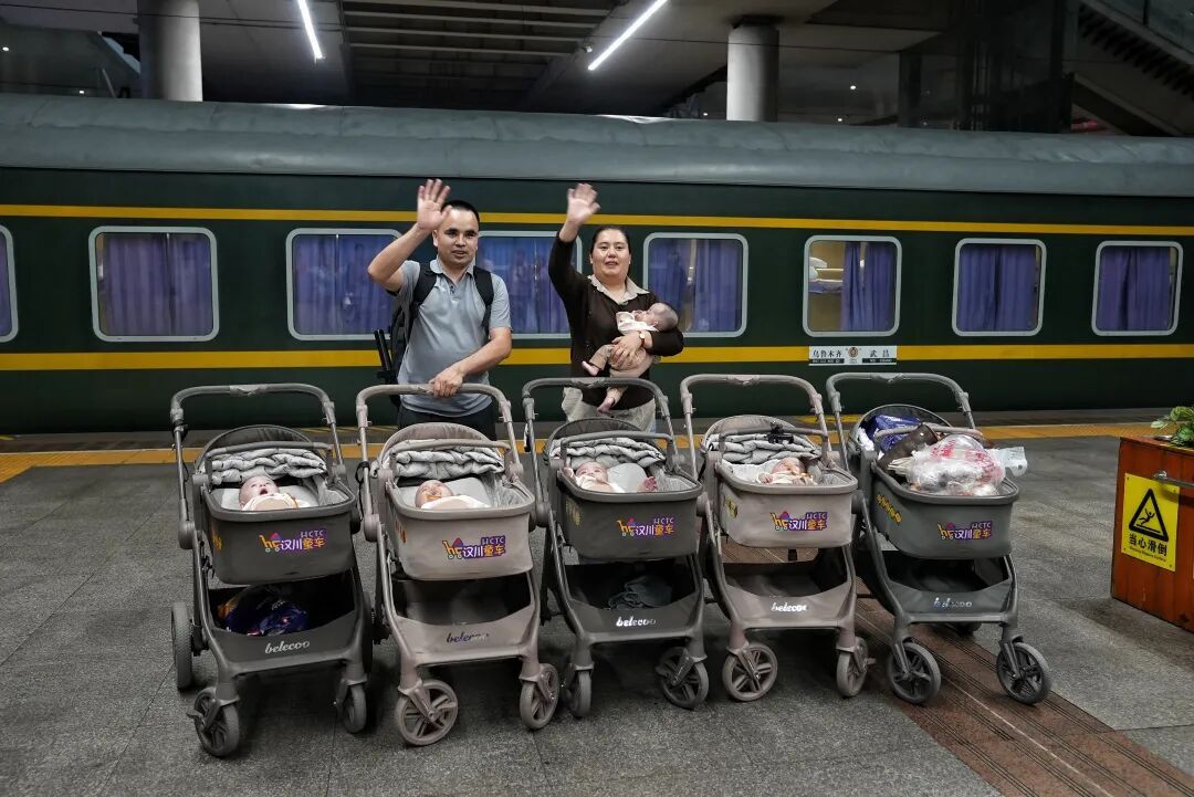 新疆五胞胎（1男4女）在武汉出生，坐36小时火车抵达乌鲁木齐；全车厢组团帮忙带娃，有旅客爱不释手：现在打开手机相册都是这五个宝宝