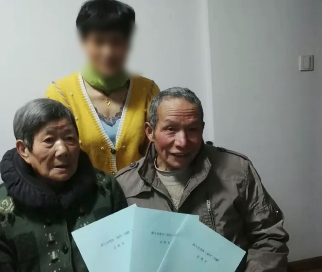 杭州老人陈长明去世,享年92岁!女儿含泪送别:八年前,他和妈妈做了同一个决定... 杭州老人陈长明去世,享年92岁!女儿含泪送别:八年前,他和妈妈做了同一个决定...