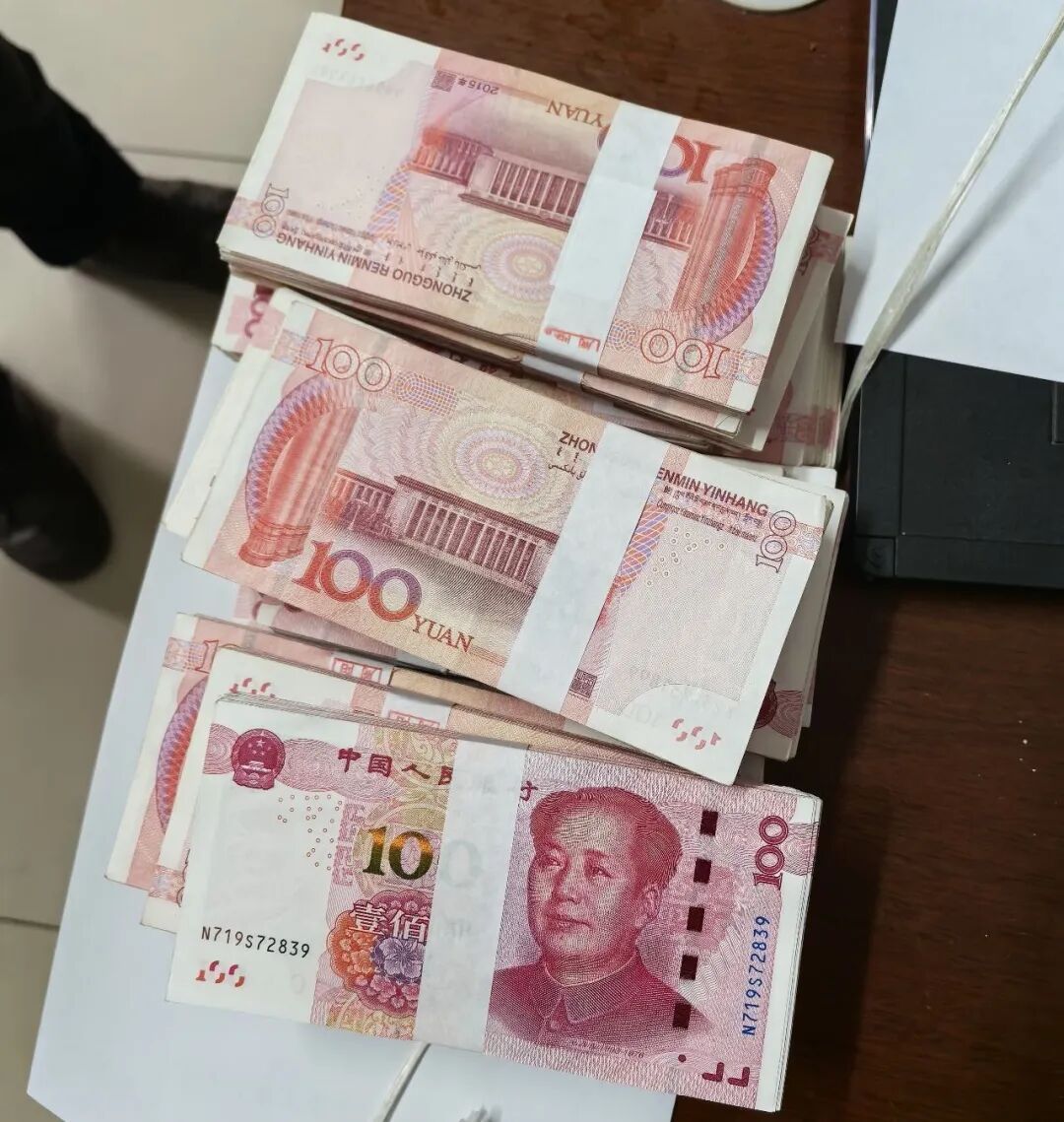 为了约见“美女”，他取出18万去完成“任务”......