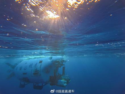 蛟龙号载人潜水器入海 计划下潜约4500米