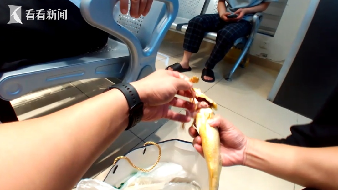 2条小黄鱼=3.5万元!上海阿姨后怕不已!鱼嘴里竟然有…现场画面曝光 2条小黄鱼=3.5万元!上海阿姨后怕不已!鱼嘴里竟然有…现场画面曝光