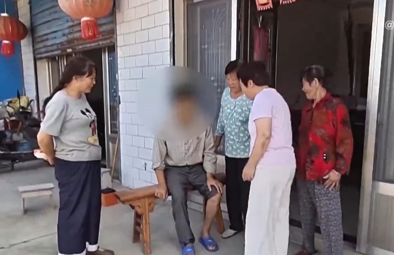 管阿姨、杨阿姨、吴阿姨、张叔叔、徐阿姨、倪阿姨,冲了上去 管阿姨、杨阿姨、吴阿姨、张叔叔、徐阿姨、倪阿姨,冲了上去