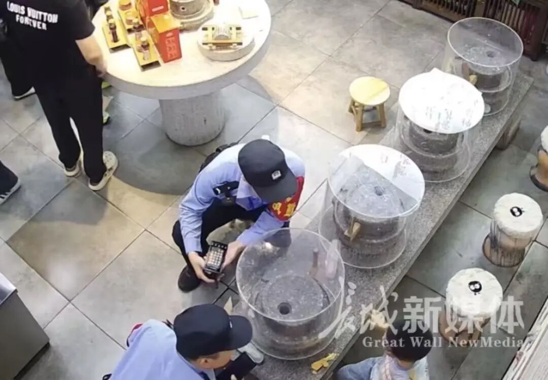 4岁萌娃景区走失求助警察,民警:孩子没丢,是家长丢了 4岁萌娃景区走失求助警察,民警:孩子没丢,是家长丢了