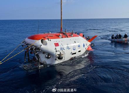 蛟龙号载人潜水器入海 计划下潜约4500米