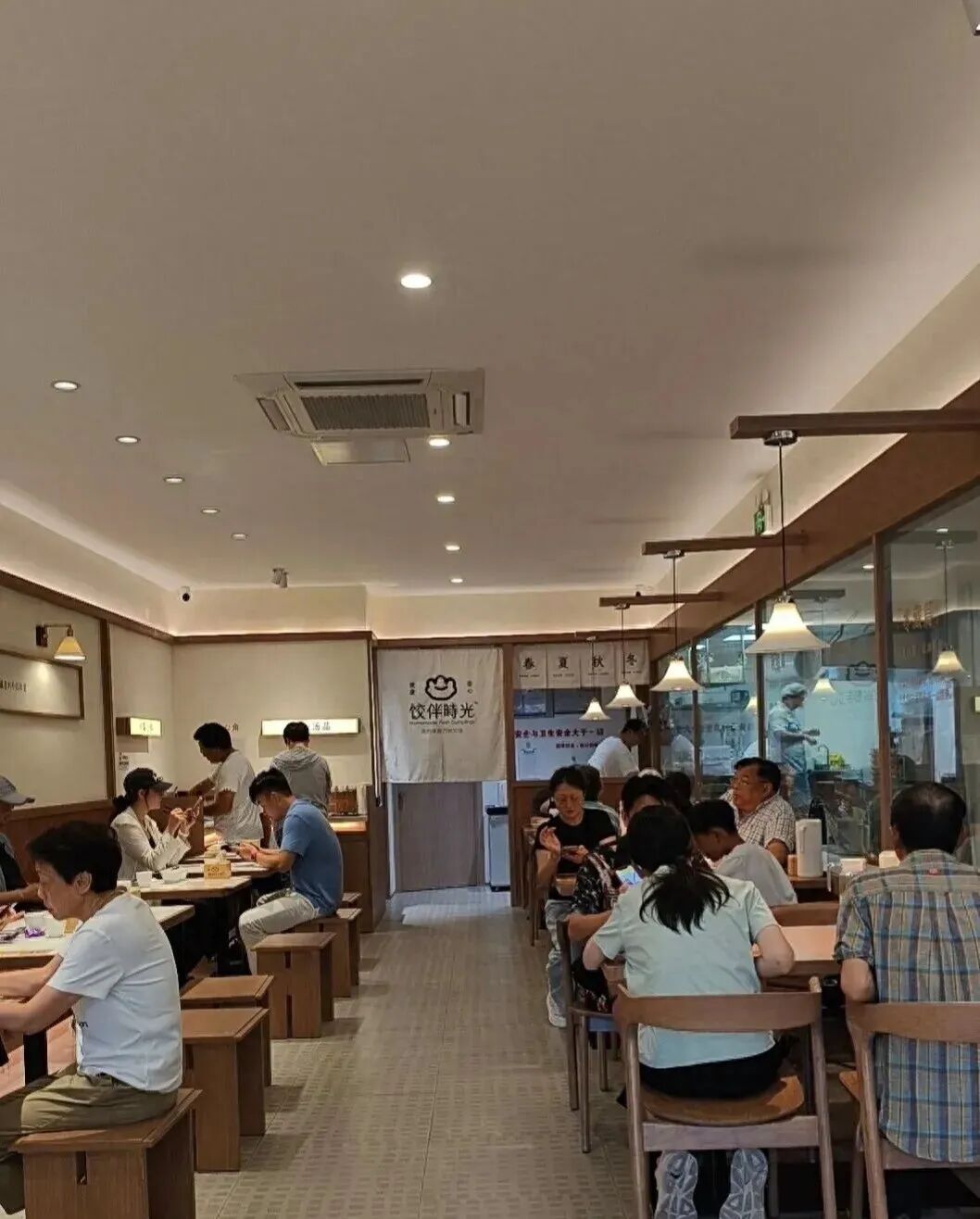 54岁男演员自曝养老计划:现在拍戏、直播、开店拼命挣钱,老了想开非营业性老年公寓,和朋友抱团取暖;此前辟谣无戏可拍被迫回老家卖饺子 54岁男演员自曝养老计划:现在拍戏、直播、开店拼命挣钱,老了想开非营业性老年公寓,和朋友抱团取暖;此前辟谣无戏可拍被迫回老家卖饺子