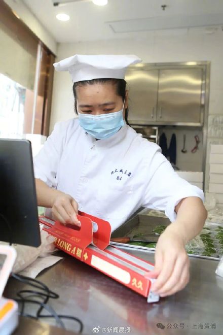 有人跑了4次才买到超长条头糕!上海超长条头糕加急补货,开专窗销售 有人跑了4次才买到超长条头糕!上海超长条头糕加急补货,开专窗销售