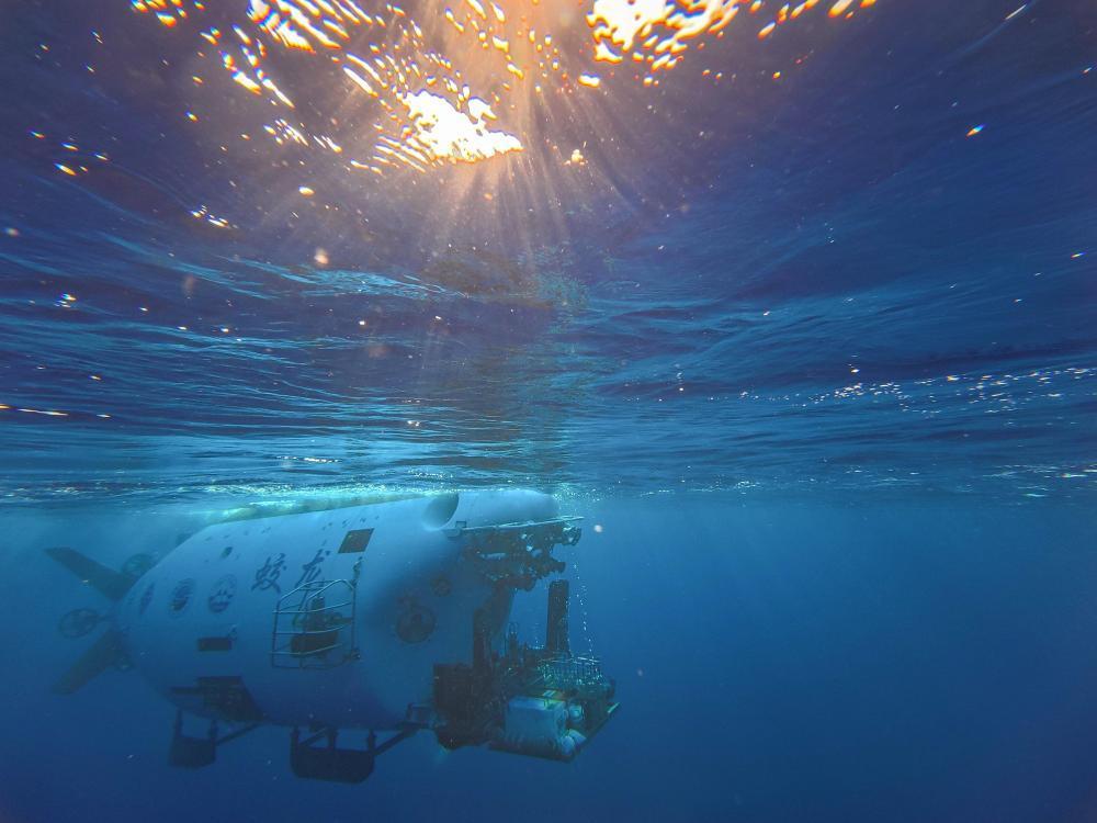 “蛟龙”号载人潜水器入海 计划下潜约4500米
