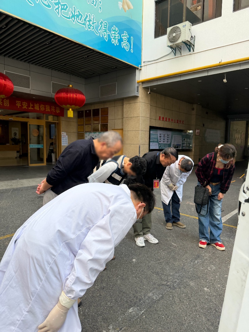 杭州老人陈长明去世,享年92岁!女儿含泪送别:八年前,他和妈妈做了同一个决定... 杭州老人陈长明去世,享年92岁!女儿含泪送别:八年前,他和妈妈做了同一个决定...