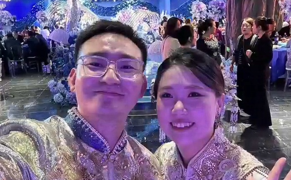 “该省省，该花花”，一对新人花3小时手搓AI婚纱照，婚礼迎宾照特意保留AI水印