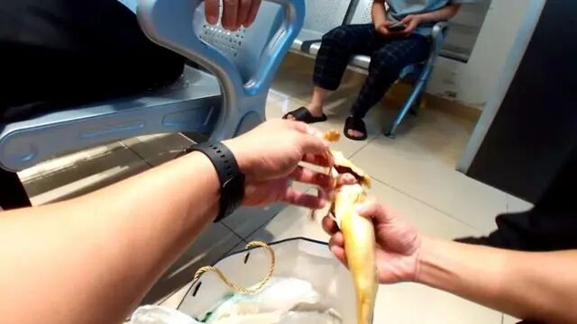 “鱼肚藏金”即将寄出,女子深陷“理财”骗局,上海警方极限劝阻 “鱼肚藏金”即将寄出,女子深陷“理财”骗局,上海警方极限劝阻
