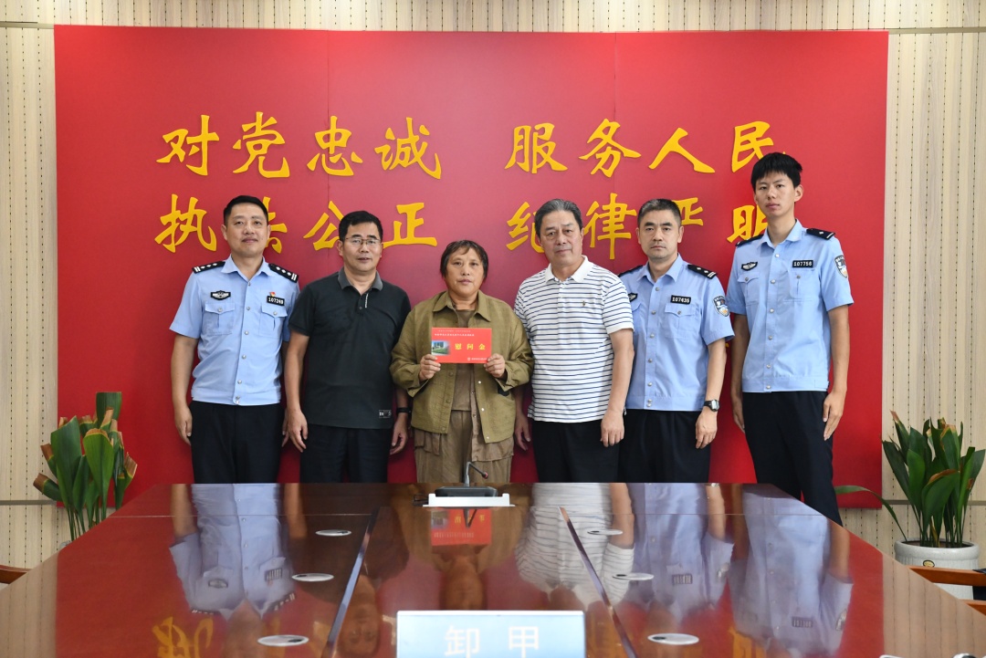 管阿姨、杨阿姨、吴阿姨、张叔叔、徐阿姨、倪阿姨,冲了上去 管阿姨、杨阿姨、吴阿姨、张叔叔、徐阿姨、倪阿姨,冲了上去