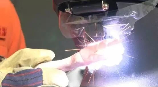 看着都痛!女子拔电动车钥匙时一个动作,瞬间起火手部被烧黑…这个位置千万要小心 看着都痛!女子拔电动车钥匙时一个动作,瞬间起火手部被烧黑…这个位置千万要小心