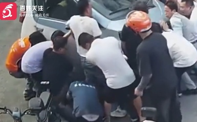 广东东莞一小孩被卷入车底,周围群众拦停车辆并一起抬车将其救出,事故原因正在调查 广东东莞一小孩被卷入车底,周围群众拦停车辆并一起抬车将其救出,事故原因正在调查