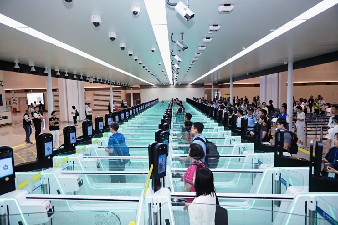 开通首日,已有超5万人次从新皇岗口岸出入境 开通首日,已有超5万人次从新皇岗口岸出入境
