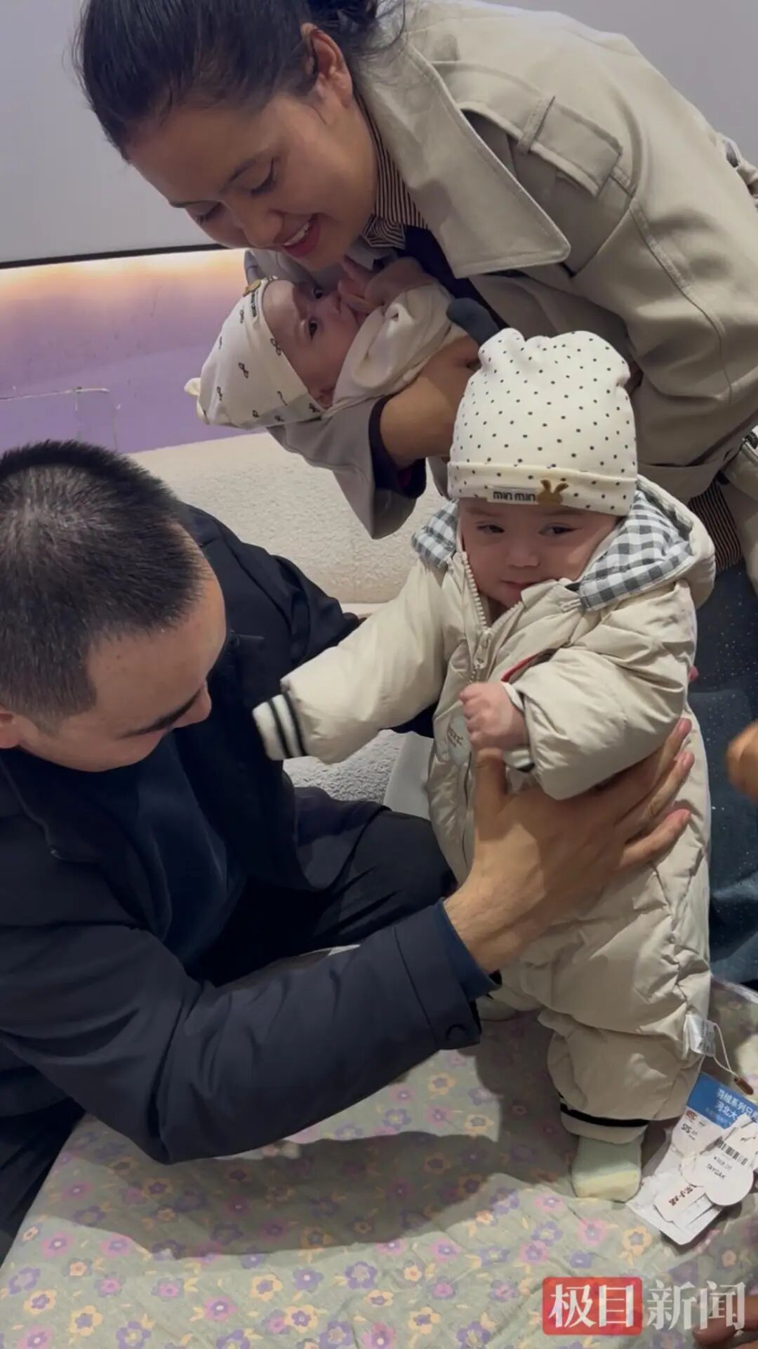 新疆五胞胎返乡首购新衣，夫妻俩专门买了新指甲剪：100个指甲分5天剪；每天要换三四十片尿不湿