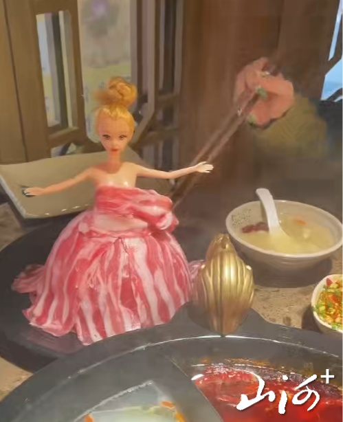 成都一火锅店把肥牛铺在芭比娃娃身上,顾客夹肉“像扒光她的衣服” ,涉事菜品已下架 成都一火锅店把肥牛铺在芭比娃娃身上,顾客夹肉“像扒光她的衣服” ,涉事菜品已下架